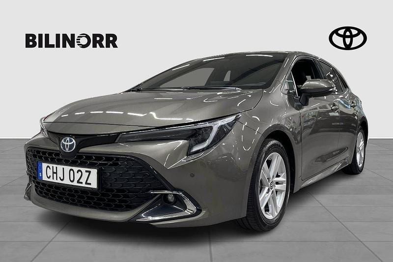 Grön Begagnad 2024 Toyota Corolla Hybrid Style Halvkombi | 299 900 kr (Lite dyr) - Bild 1/3