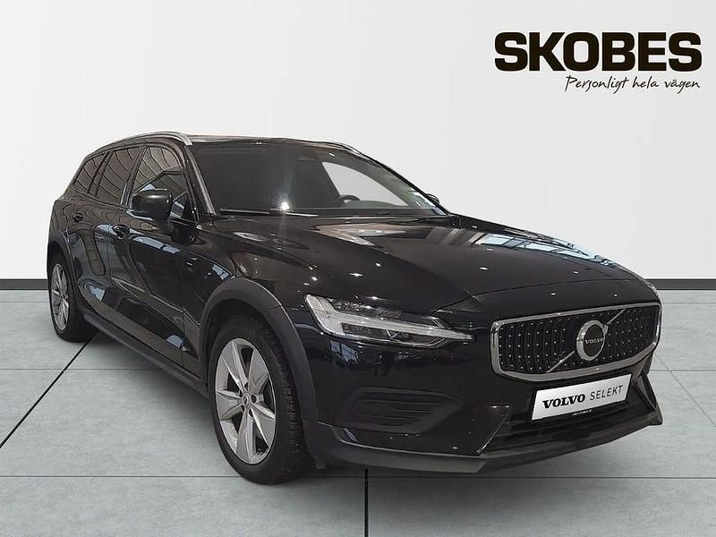 Svart Begagnad 2023 Volvo V60 CC Core Kombi | 334 600 kr (Marknadspris) - Bild 1/3
