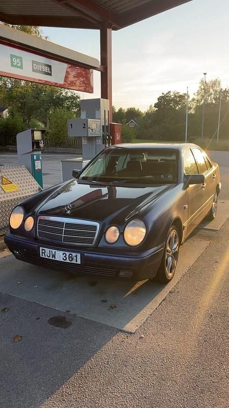 Begagnad Mercedes E200 136 HK (100 kW) 1999
