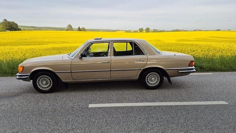 Sand /beige Begagnad 1980 Mercedes 280 SE Sedan | 139 900 kr - Bild 1/4