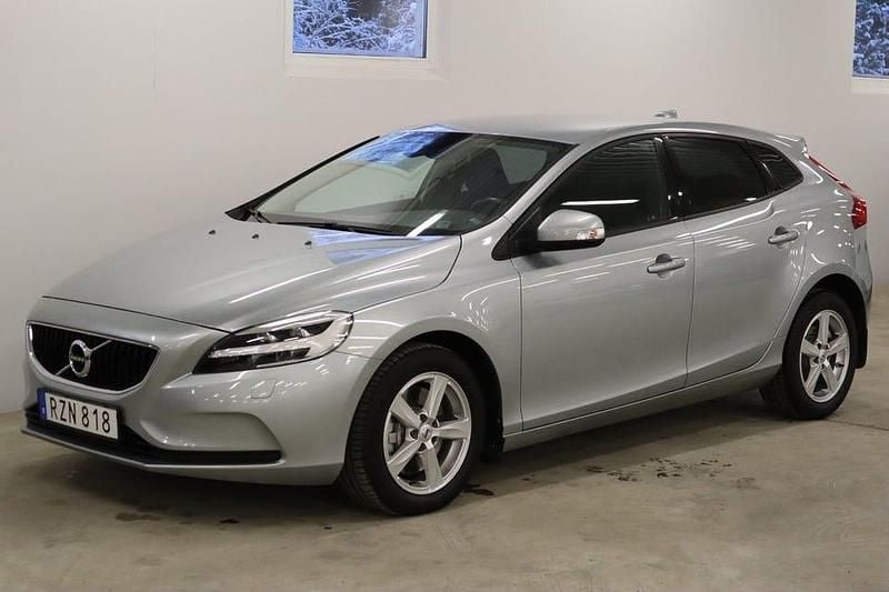 Silver Begagnad 2017 Volvo V40 Halvkombi | 192 900 kr (Marknadspris) - Bild 1/4