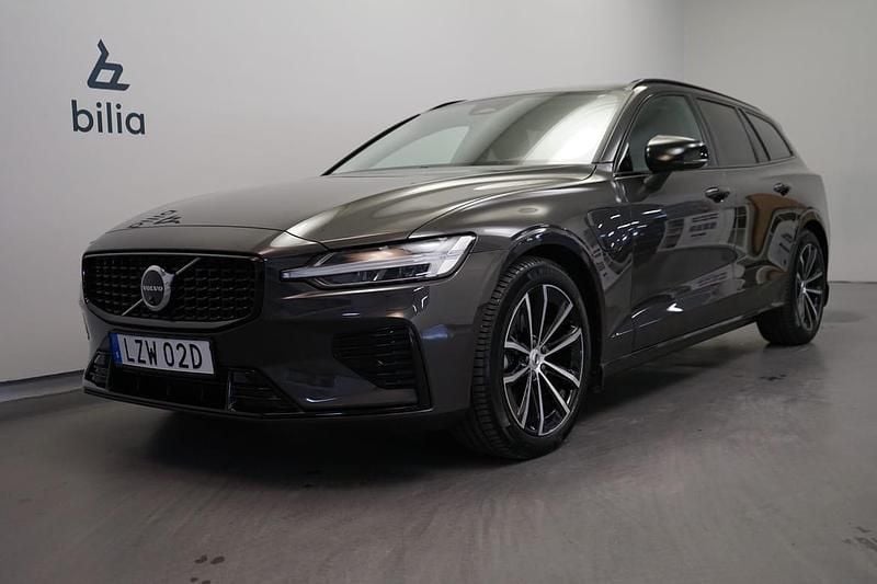 Grå Begagnad 2025 Volvo V60 Plus Kombi | 479 500 kr (Marknadspris) - Bild 1/3