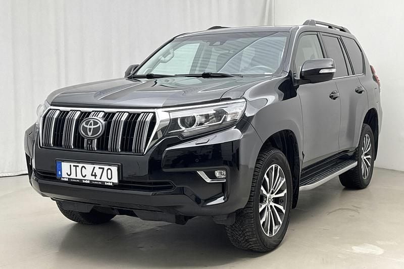 Svart Begagnad 2019 Toyota Land Cruiser | 391 300 kr (Marknadspris) - Bild 1/4