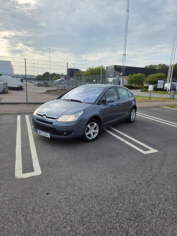 Silver Begagnad 2005 Citroën C4 Halvkombi | 16 900 kr (Marknadspris) - Bild 1/4