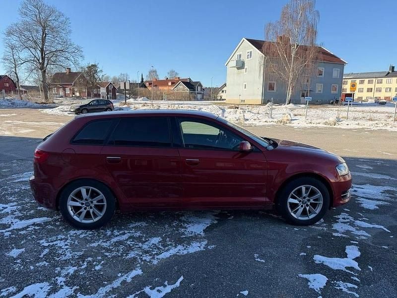 Begagnad Audi A3 Attraction 160 HK (117 kW) 2012 Röd Halvkombi