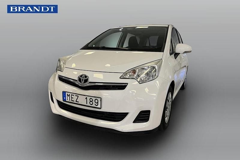 Vit Begagnad 2011 Toyota Verso-S Minibuss | 104 900 kr (Marknadspris) - Bild 1/4