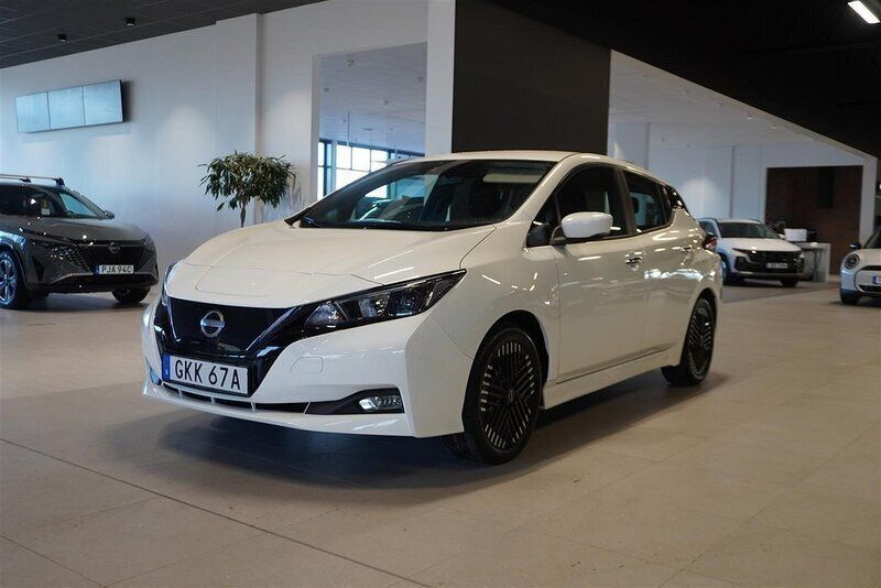 Vit Begagnad 2023 Nissan Leaf Acenta Halvkombi | 198 800 kr (Marknadspris) - Bild 1/4