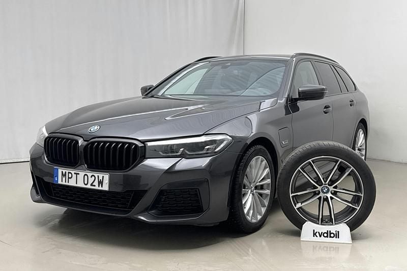 Grå Begagnad 2022 BMW 530 Shadowline Kombi | 338 800 kr - Bild 1/4
