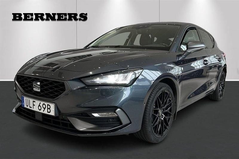 Grå Begagnad 2021 Seat Leon FR Halvkombi | 217 900 kr (Bra pris) - Bild 1/4