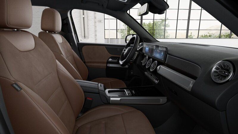 Ny Mercedes GLB220 AMG line 2025 Kosmossvart metallic SUV