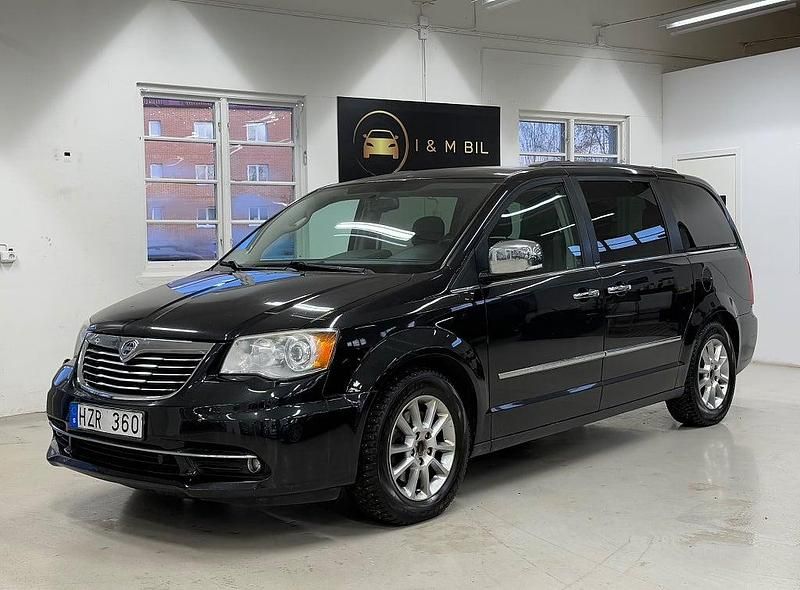 Svart Begagnad 2013 Lancia Voyager Minibuss | 84 900 kr (Superpris) - Bild 1/4