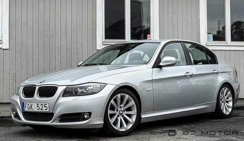Ljusgrå (grå) Begagnad 2010 BMW 320 Sedan | 89 900 kr (Marknadspris) - Bild 1/4
