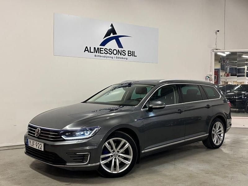 Grå Begagnad 2016 VW Passat GTE Kombi | 139 900 kr (Marknadspris) - Bild 1/4