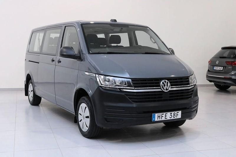 Grå Begagnad 2020 VW Caravelle Trendline Minibuss | 349 900 kr (Marknadspris) - Bild 1/4