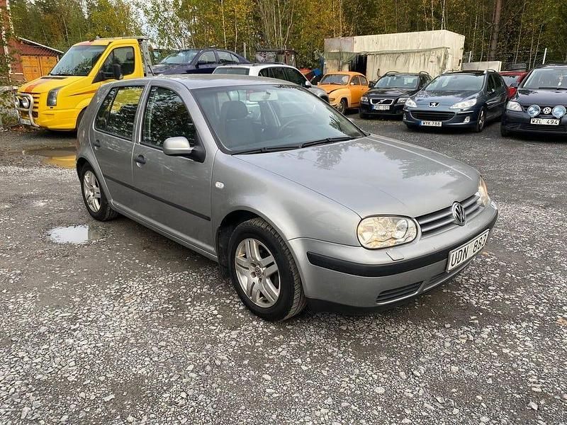 Ljusgrå Begagnad 2003 VW Golf IV Ocean Halvkombi | 32 900 kr (Marknadspris) - Bild 1/4