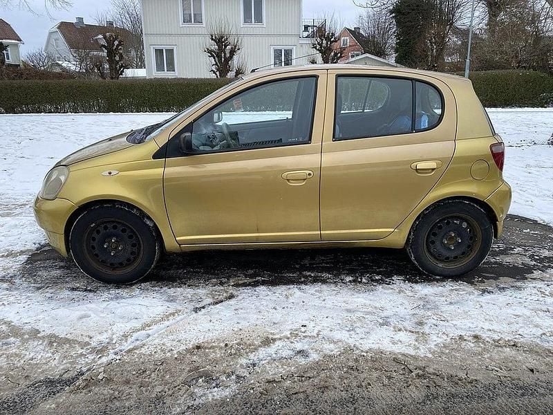 Begagnad Toyota Yaris 68 HK (50 kW) 1999 Gul Halvkombi
