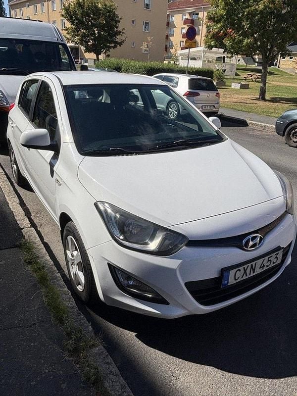 Vit Begagnad 2015 Hyundai i20 Select Halvkombi | 54 000 kr (Marknadspris) - Bild 1/4