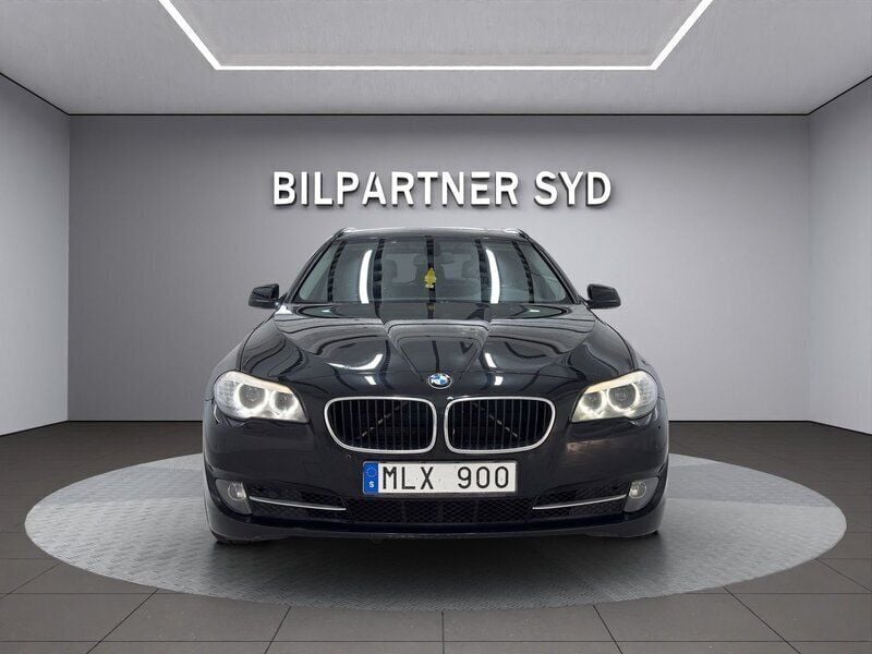 Svart Begagnad 2010 BMW 520 Kombi | 84 900 kr (Marknadspris) - Bild 1/4