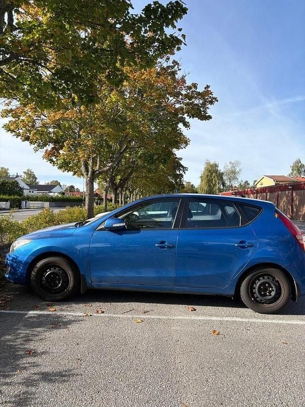 Blå Begagnad 2010 Hyundai i30 Halvkombi | 15 000 kr (Superpris) - Bild 1/4