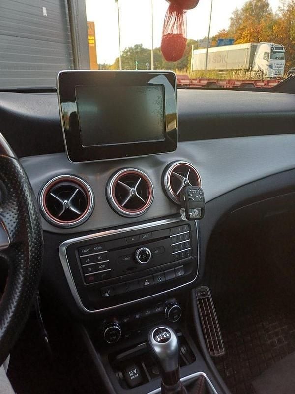 Röd Begagnad 2015 Mercedes CLA200 AMG Sportkupé | 170 000 kr (Bra pris) - Bild 1/4