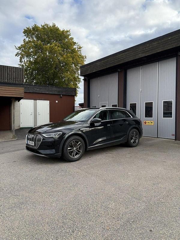 Svart Begagnad 2020 Audi e-tron SUV | 315 000 kr (Marknadspris) - Bild 1/4