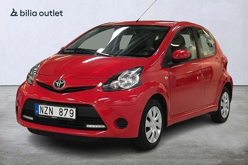 Röd Begagnad 2013 Toyota Aygo Halvkombi | 64 900 kr (Marknadspris) - Bild 1/3