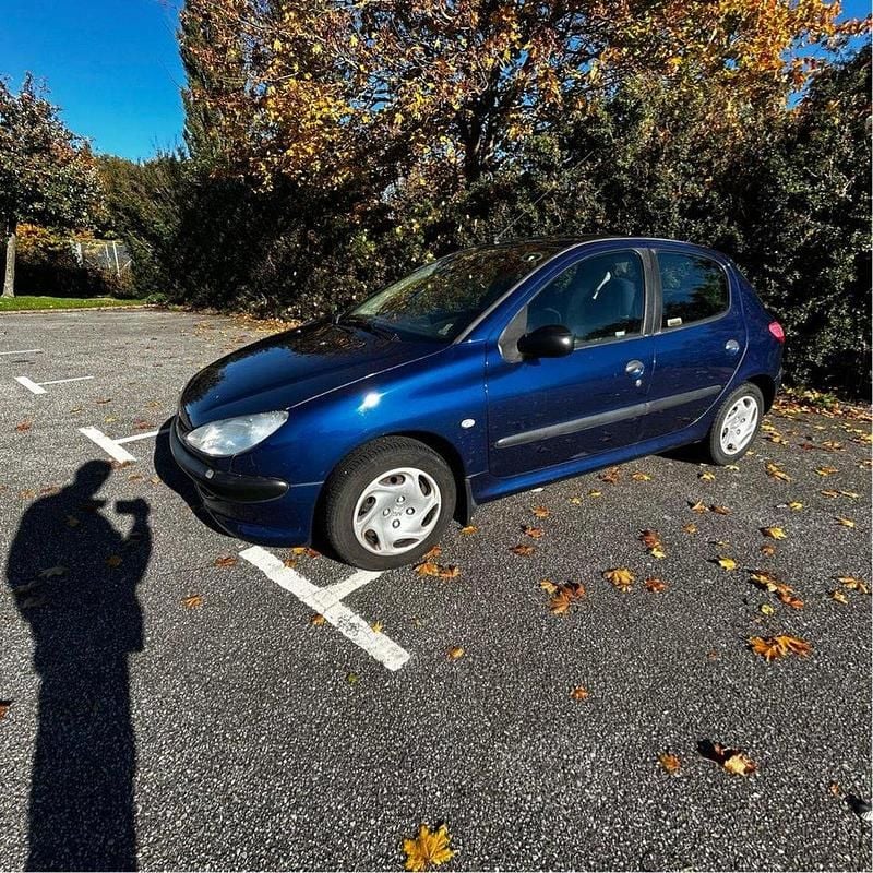 Blå Begagnad 2003 Peugeot 206 Halvkombi | 21 000 kr (Marknadspris) - Bild 1/4