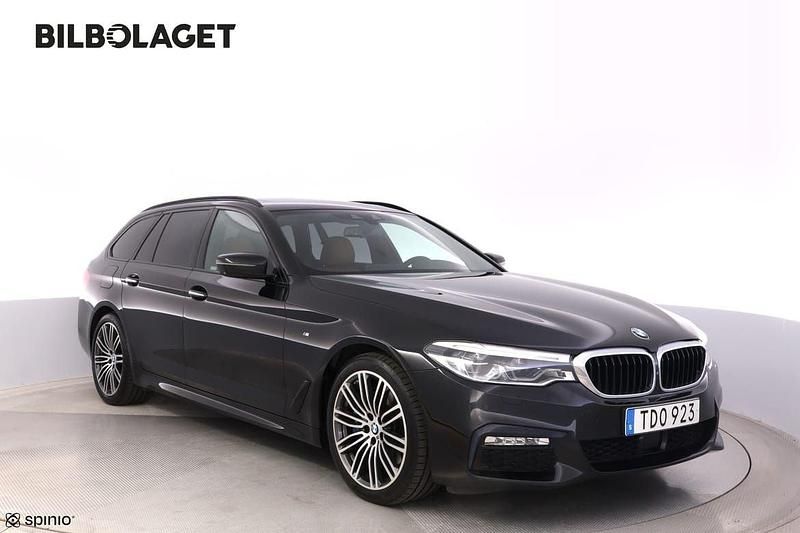 Svart Begagnad 2018 BMW 530 M Sport Kombi | 324 800 kr (Marknadspris) - Bild 1/4