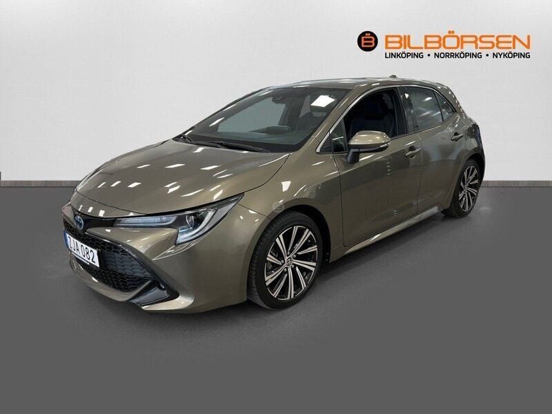 Grön Begagnad 2022 Toyota Corolla Style Halvkombi | 249 900 kr (Marknadspris) - Bild 1/4