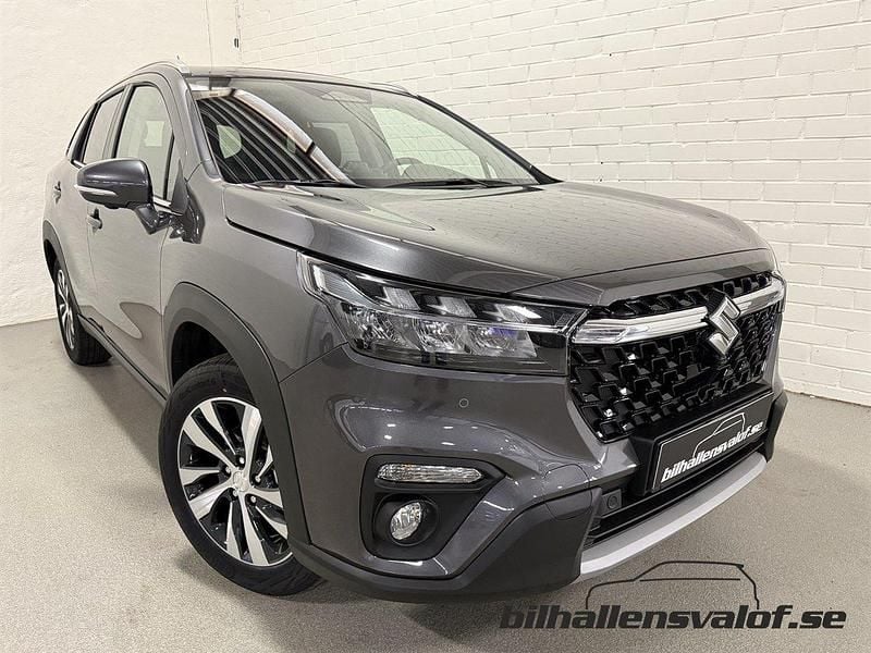 Grå Ny 2025 Suzuki SX4 S-Cross SUV | 369 900 kr (Marknadspris) - Bild 1/4