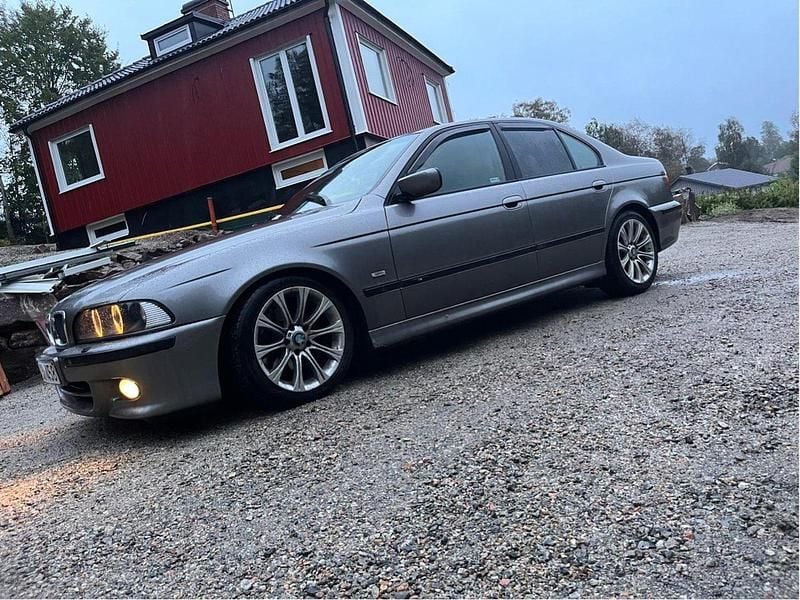 Grå Begagnad 2002 BMW 525 M Sport Sedan | 70 000 kr (Bra pris) - Bild 1/4