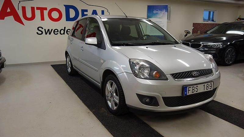 Begagnad Ford Fiesta 80 HK (58 kW) 2007 Grå Halvkombi