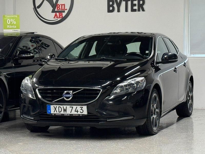 Svart Begagnad 2015 Volvo V40 Ocean Race Kombi | 114 900 kr (Marknadspris) - Bild 1/4