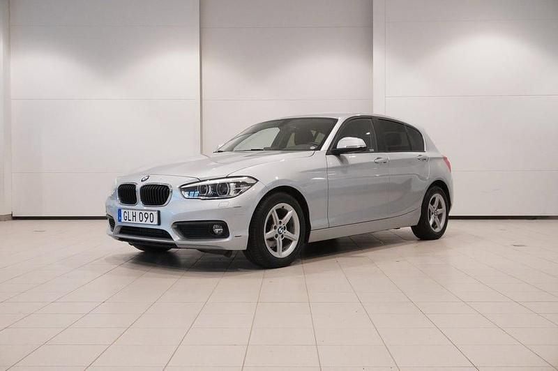 Silver Begagnad 2017 BMW 118 Halvkombi | 179 800 kr (Bra pris) - Bild 1/4