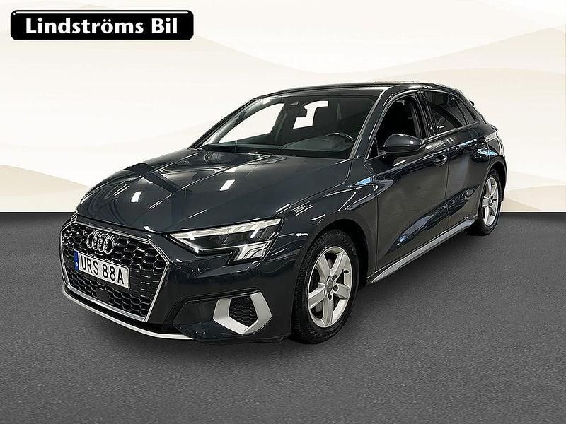 Grå Begagnad 2020 Audi A3 Sportback Comfort Halvkombi | 239 000 kr (Marknadspris) - Bild 1/3