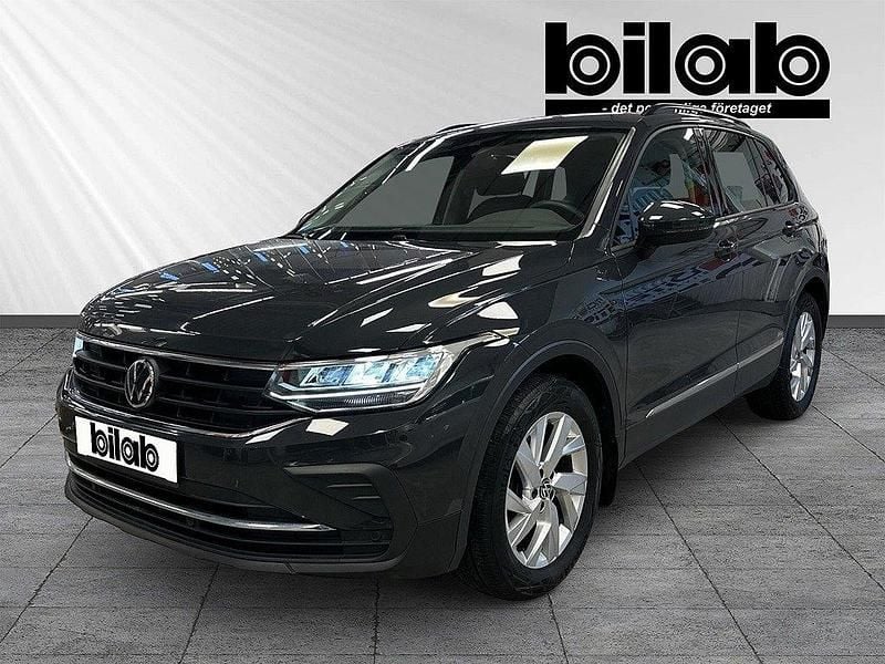 Grå (urano grey) Begagnad 2021 VW Tiguan Life SUV | 278 900 kr (Marknadspris) - Bild 1/4