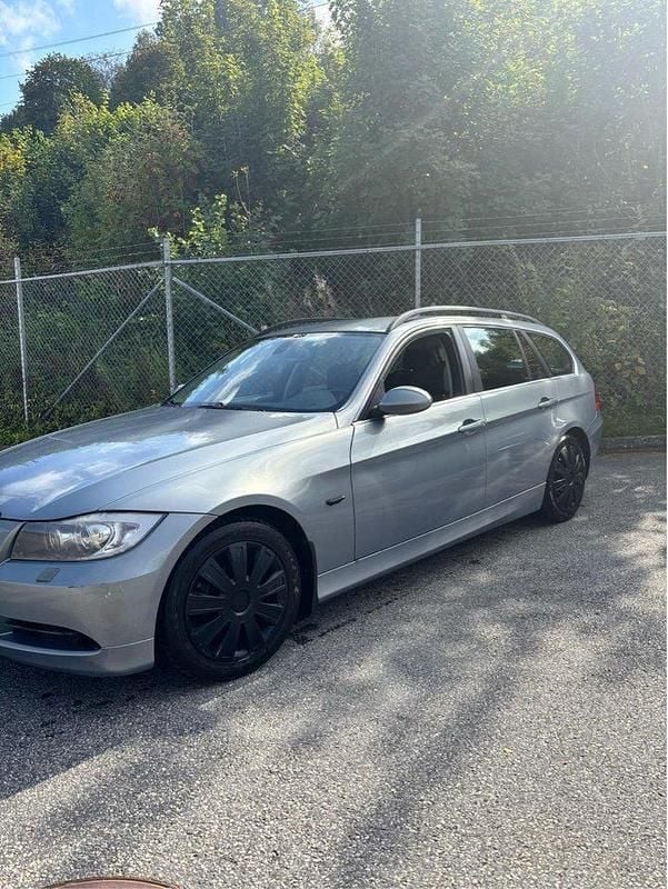 Grå Begagnad 2006 BMW 325 Advantage Kombi | 59 000 kr (Bra pris) - Bild 1/4