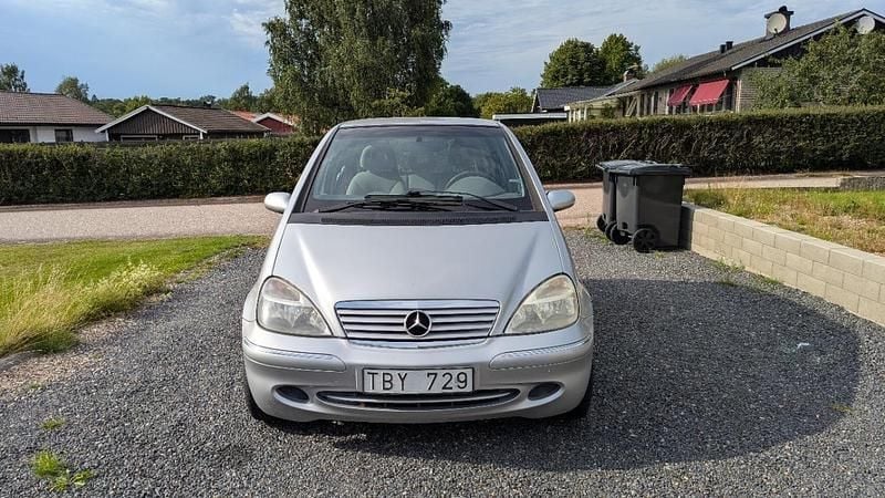 Silver Begagnad 2002 Mercedes A160 Elegance Halvkombi | 16 000 kr - Bild 1/4