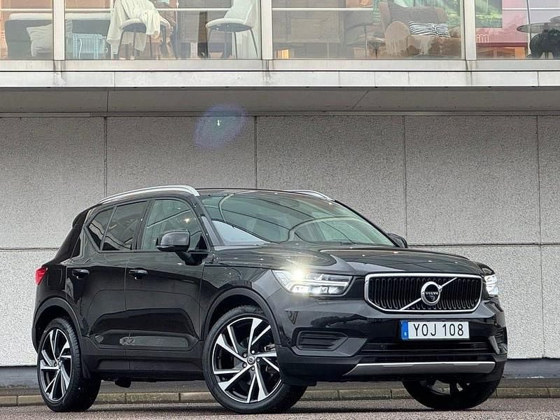 Svart Begagnad 2019 Volvo XC40 Momentum SUV | 309 900 kr (Bra pris) - Bild 1/4