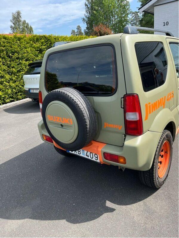 Silver Begagnad 2004 Suzuki Jimny SUV | 69 000 kr (Marknadspris) - Bild 1/4
