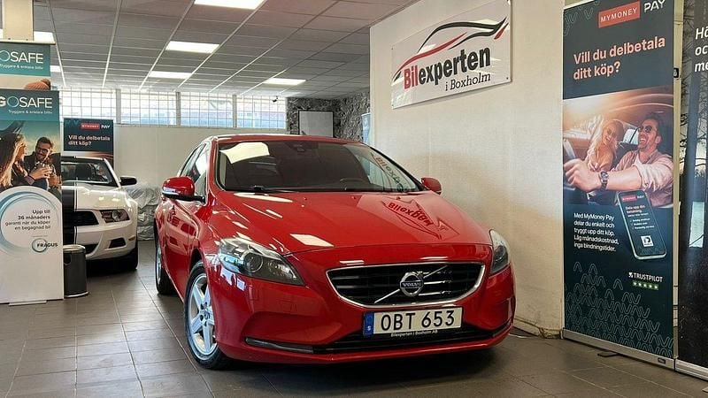 Röd Begagnad 2013 Volvo V40 Kombi | 84 900 kr (Marknadspris) - Bild 1/4