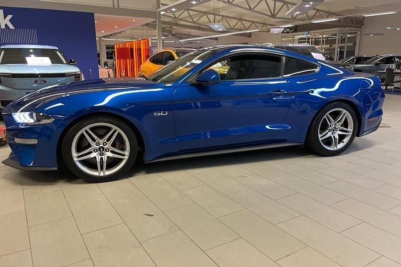 Blå Begagnad 2018 Ford Mustang GT Fastback Sportkupé | 399 900 kr (Marknadspris) - Bild 1/3