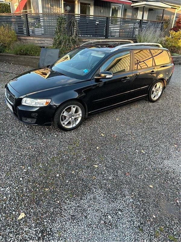 Svart Begagnad 2008 Volvo V50 Summum Kombi | 40 000 kr (Marknadspris) - Bild 1/4