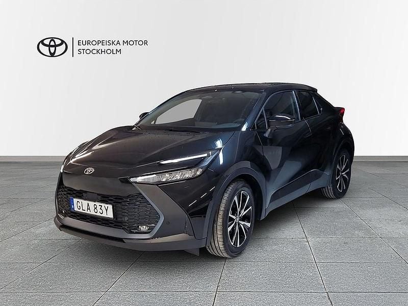 Svart Ny 2025 Toyota C-HR Style SUV | 354 900 kr (Marknadspris) - Bild 1/4
