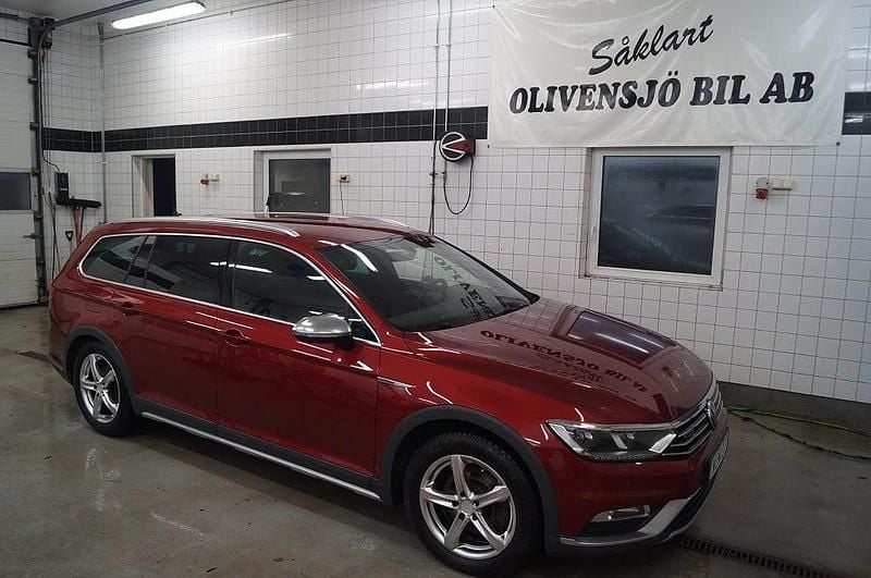 Mörkröd Begagnad 2016 VW Passat Alltrack Kombi | 159 000 kr (Marknadspris) - Bild 1/4