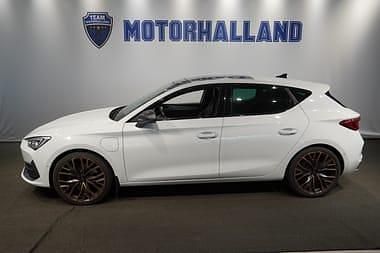 Vit Begagnad 2022 Cupra Leon VZ2 Halvkombi | 289 000 kr (Marknadspris) - Bild 1/4
