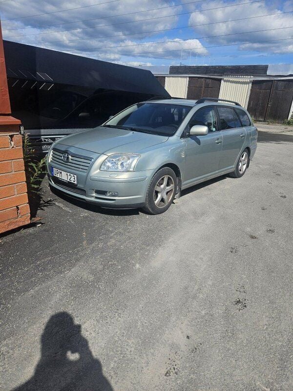 Grön Begagnad 2003 Toyota Avensis Kombi | 26 000 kr (Marknadspris) - Bild 1/4