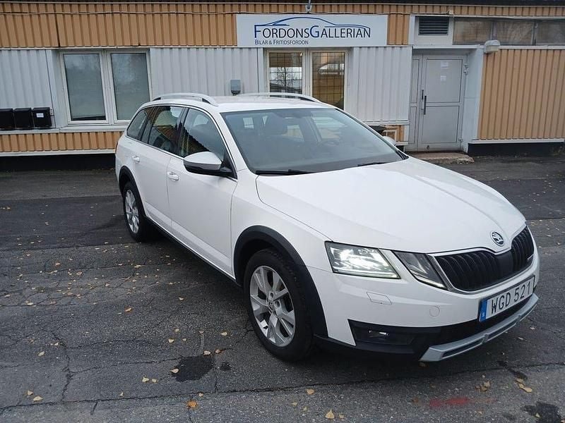 Vit Begagnad 2017 Skoda Octavia Scout Kombi | 149 500 kr (Marknadspris) - Bild 1/4