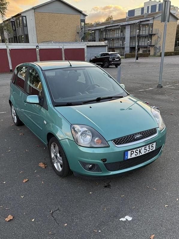 Grön Begagnad 2007 Ford Fiesta Halvkombi | 25 000 kr (Marknadspris) - Bild 1/4