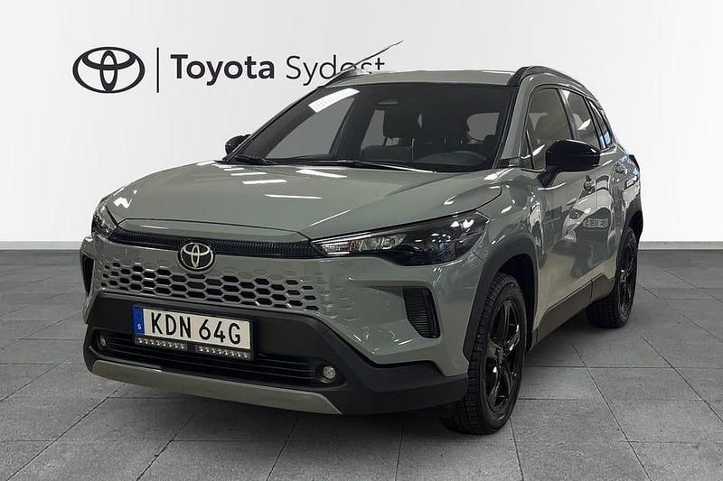 Grön Begagnad 2025 Toyota Corolla Cross Active SUV | 359 000 kr (Marknadspris) - Bild 1/4